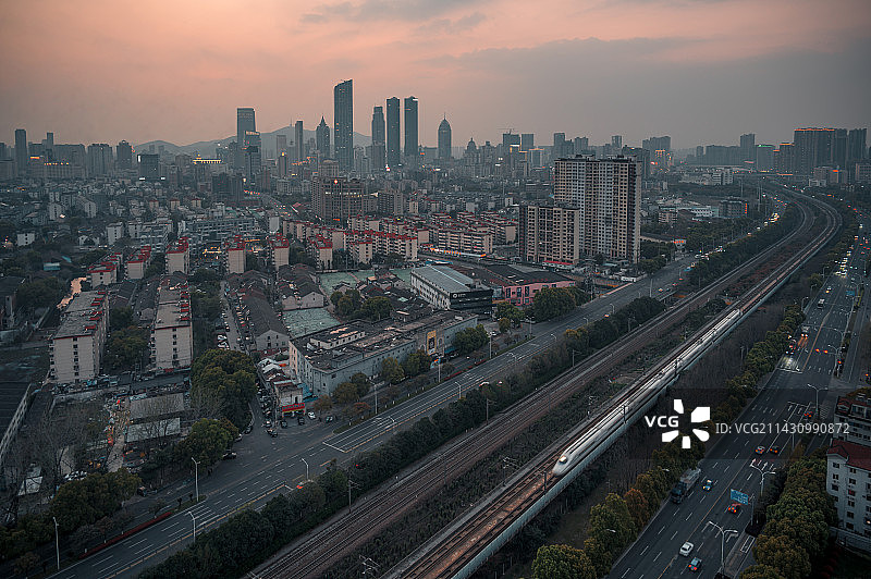 无锡，城市中心CBD和高铁列车图片素材