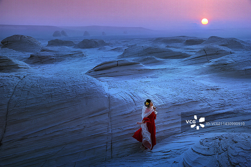 日出沙尘暴-罗布泊图片素材