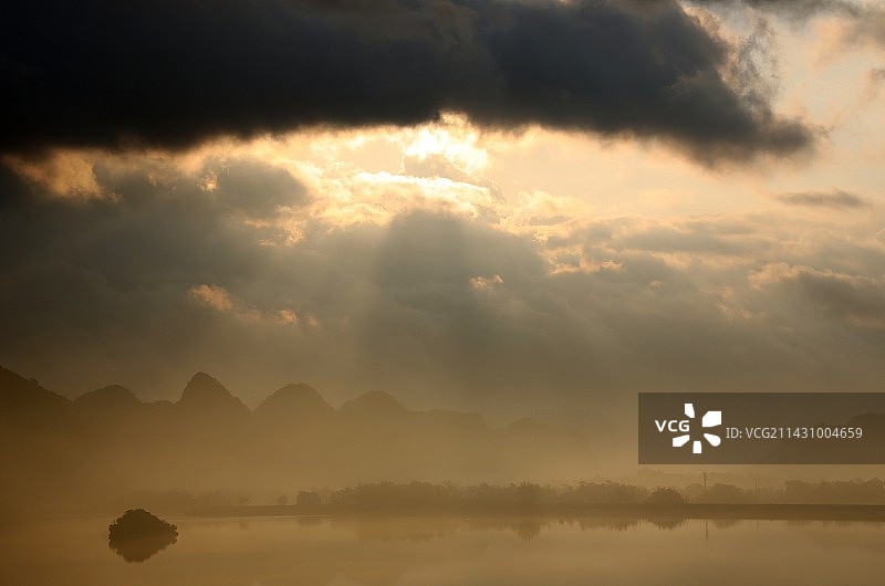 曙光初照图片素材