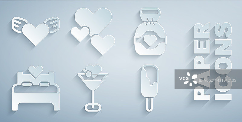 马提尼酒杯、巧克力、糖果和冰块图片素材