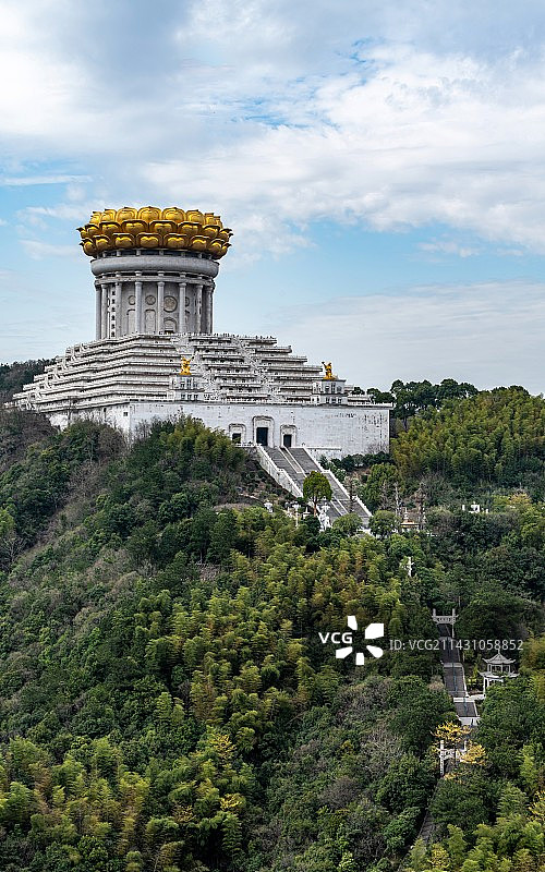 蓝天白云背景映衬下的浙江绍兴会稽山大香林兜率天天宫梵音建筑景观图片素材