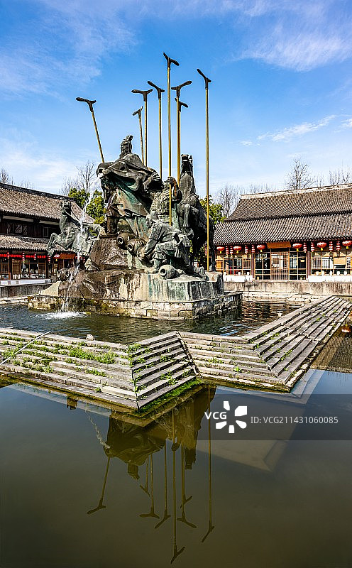 蓝天白云背景映衬中的浙江绍兴柯岩鉴湖风景区一湖酒场古越文化建筑雕塑倒影景观图片素材