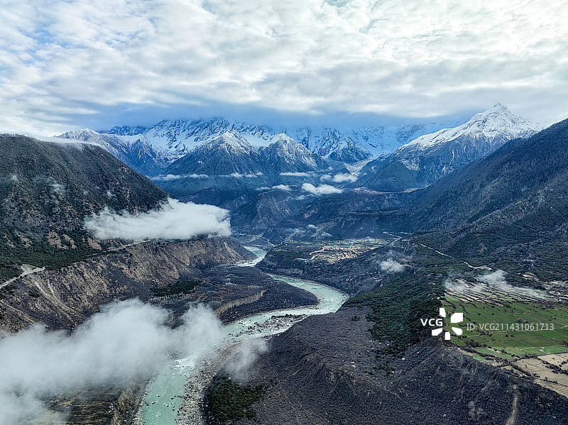 西藏林芝雅鲁藏布大峡谷和南迦巴瓦的航拍风光图片素材
