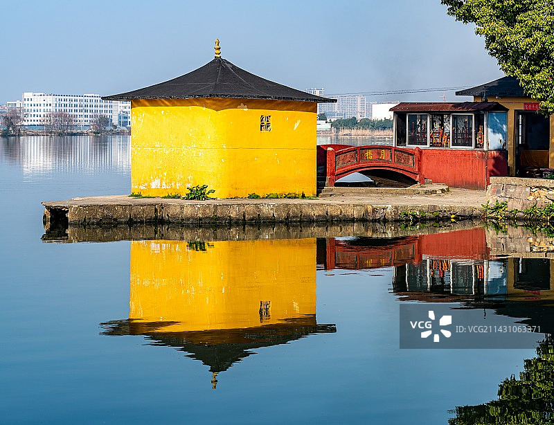 浙江宁波鄞州区云龙镇冠英村观音阁月桥建筑倒影景观.东钱湖畔水上古村图片素材