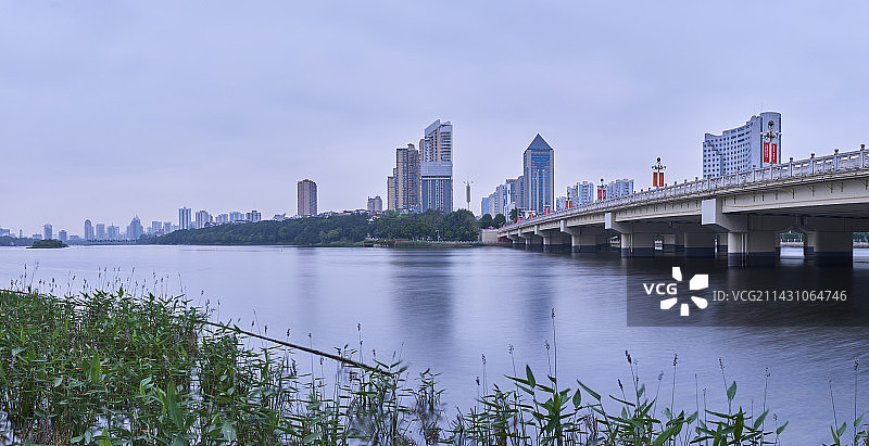 南宁南湖公园南湖大桥城市高楼建筑景观图片素材