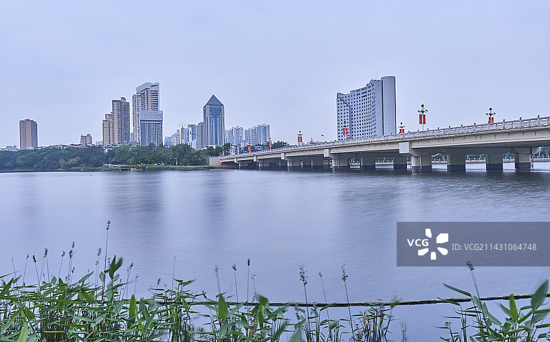 南宁南湖公园南湖大桥城市高楼建筑景观图片素材