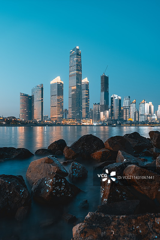 海边礁石城市风光图片素材