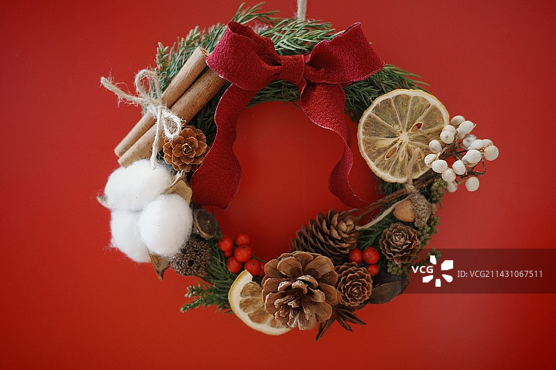 红色背景下圣诞装饰的特写镜头图片素材