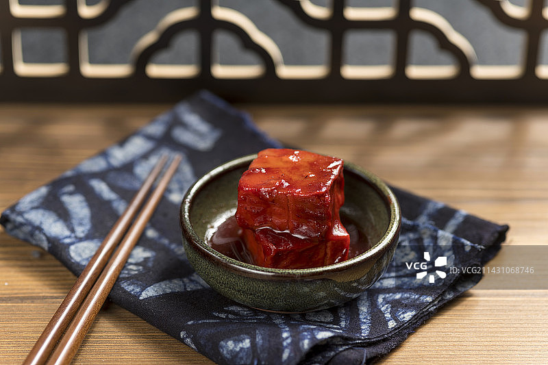 一盘腐乳摆放在木桌面上特写图片素材