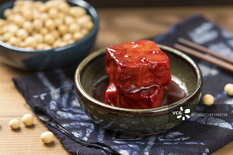 一盘腐乳摆放在木桌面上特写图片素材