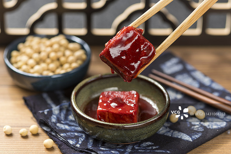 一盘腐乳摆放在木桌面上特写图片素材