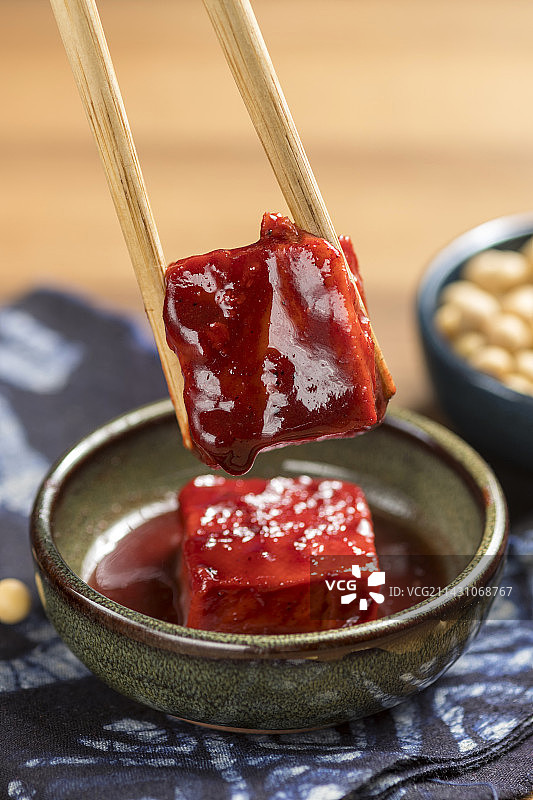 一盘腐乳摆放在木桌面上特写图片素材