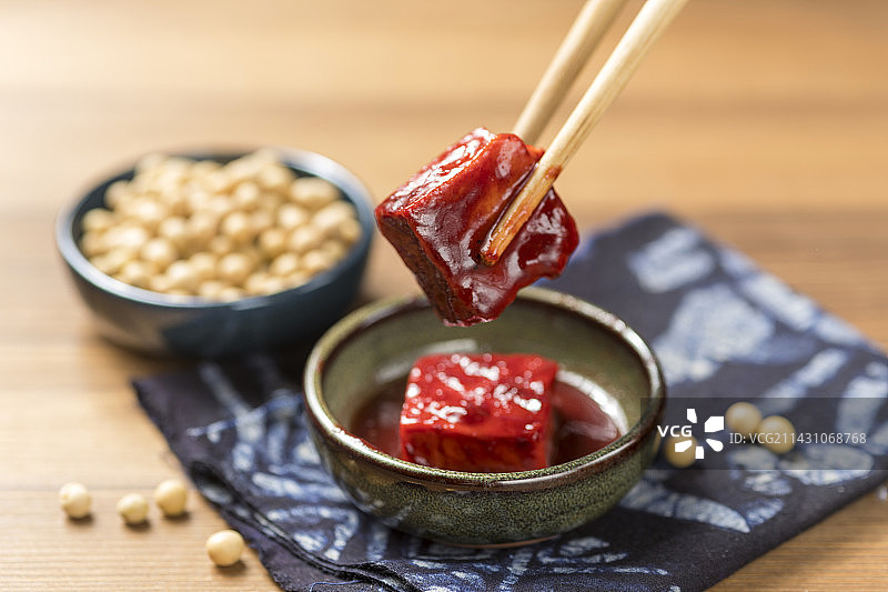 一盘腐乳摆放在木桌面上特写图片素材