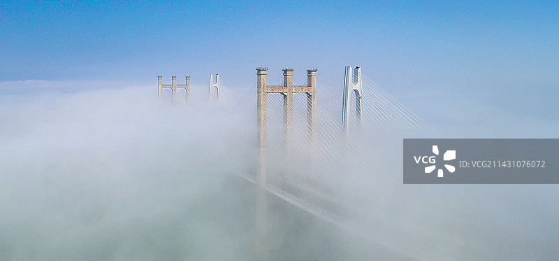 云里雾里图片素材