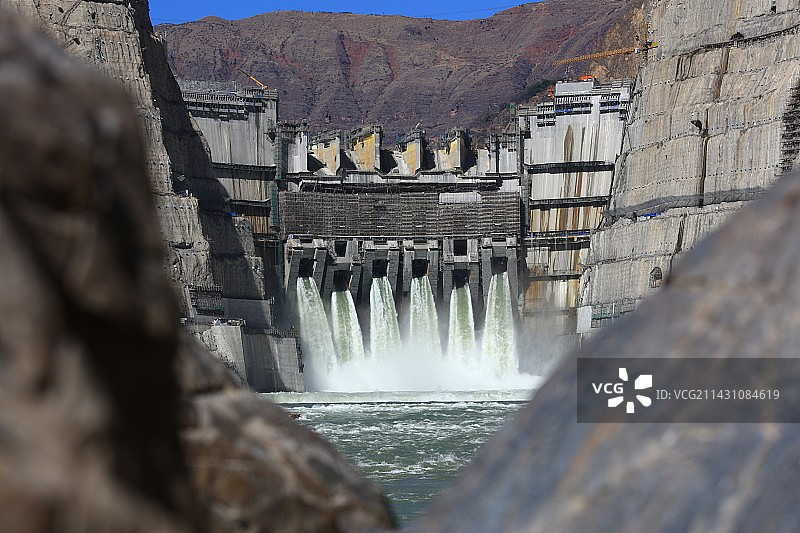 乌东德水电站大坝过水另类视角图片素材