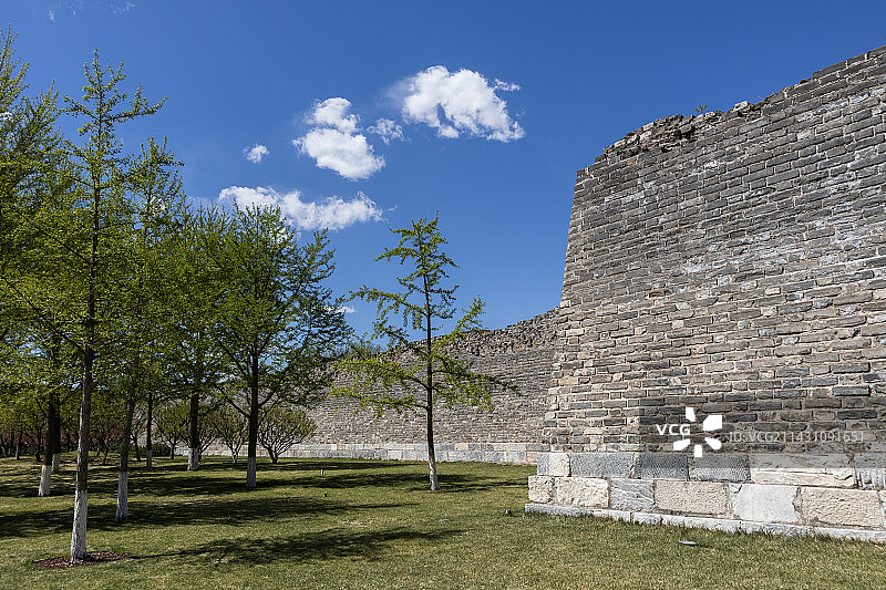 北京明城墙遗址公园春暖花开蓝天白云好风景图片素材