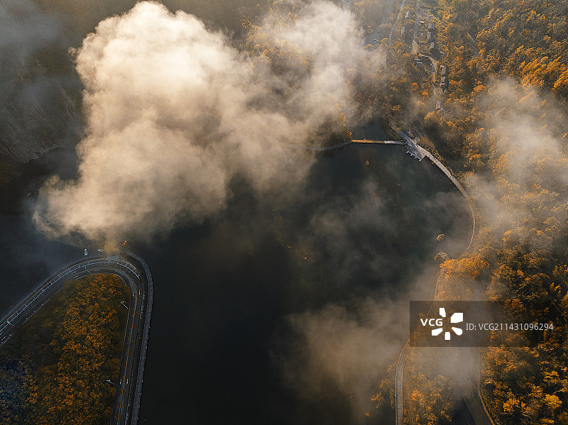 俯拍辽宁本溪关门山湖面和树林图片素材