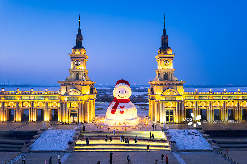 哈尔滨群力音乐长廊大雪人夜景图片素材
