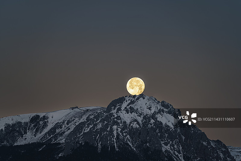 石卡雪山悬月图片素材