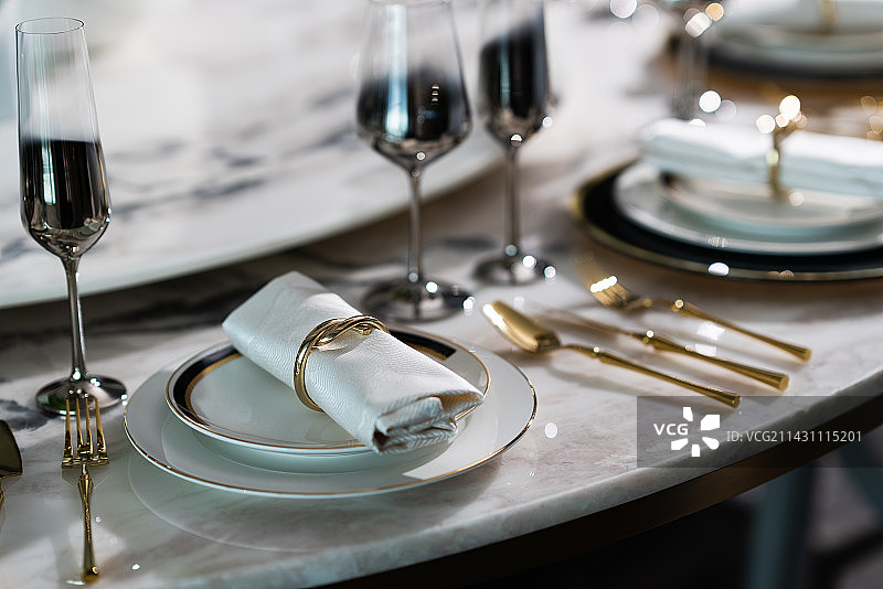 餐桌上的餐具图片素材