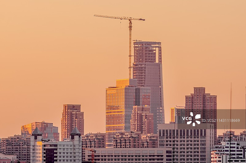 武汉日落时分建设当中的高楼大厦图片素材
