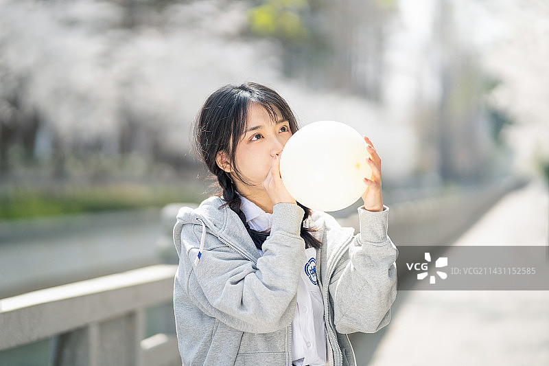 珍珠河边樱花树下的少女图片素材