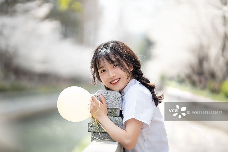 珍珠河边樱花树下的少女图片素材