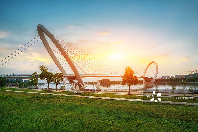 南京眼步行桥河西金融中心街景图片素材