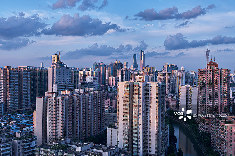 广州城市摩天大楼建筑群与河涌树林景观图片素材