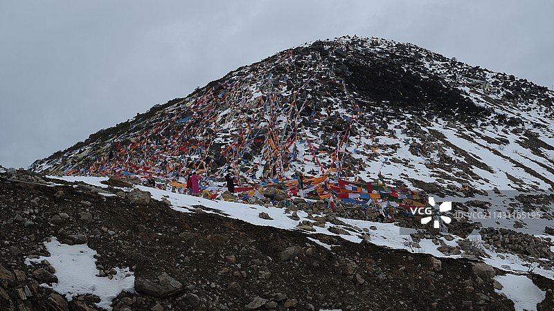 雪山下的经幡图片素材