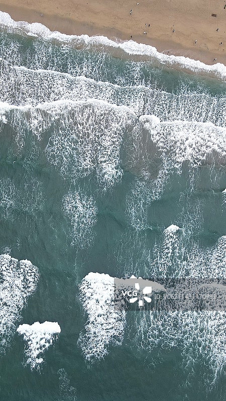鸟瞰绿松石般的海水冲向沙滩图片素材