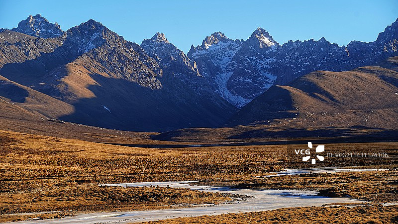年宝玉则-雪山下的湖泊图片素材