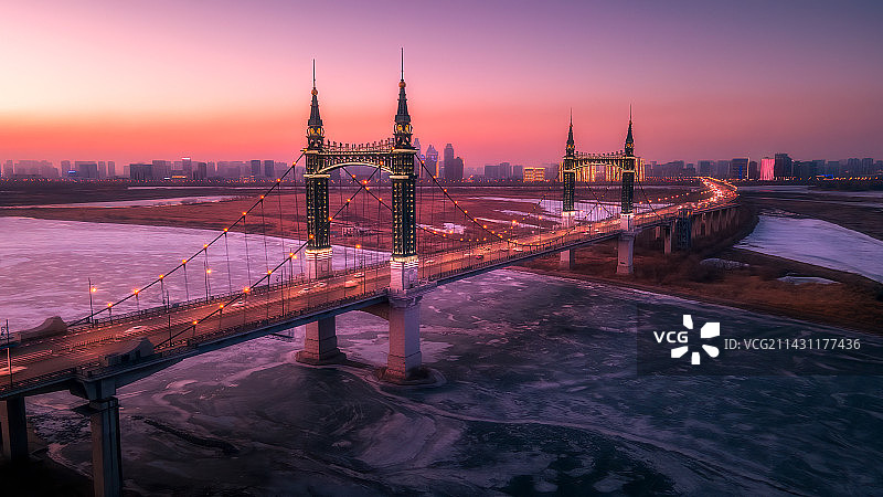 夕阳下的哈尔滨阳明滩大桥图片素材