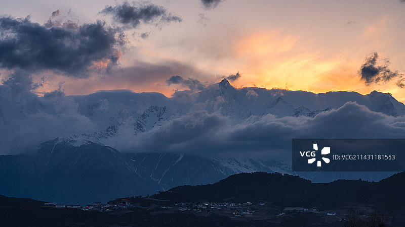 云南省德钦县梅里雪山日落晚霞图片素材