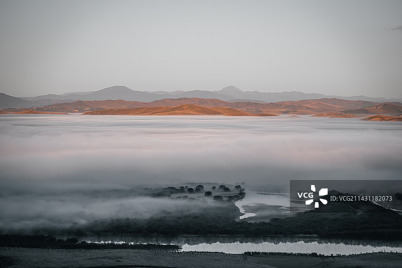 若尔盖草原的晨雾图片素材