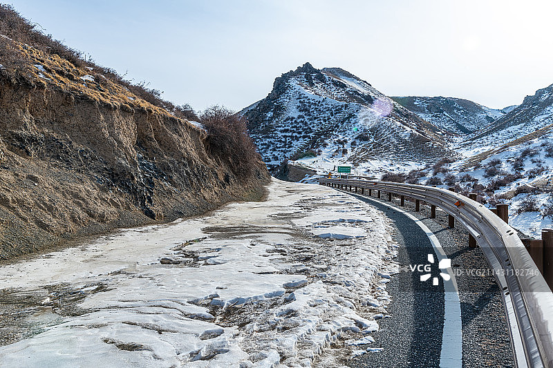 新疆独库公路 被雪覆盖 的公路图片素材