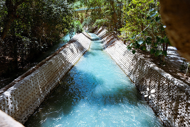新疆吐鲁番葡萄沟景区河流图片素材