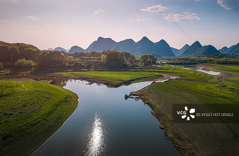 贵州贵阳平坝农场红枫湖河道石拱桥及后面的山脉图片素材