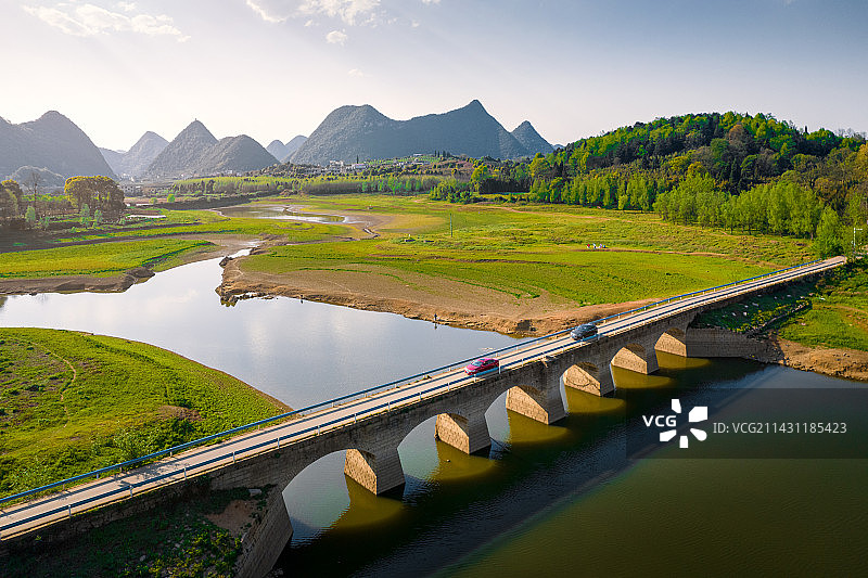贵州贵阳平坝农场红枫湖河道石拱桥及后面的山脉图片素材