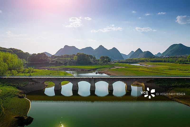 贵州贵阳平坝农场红枫湖河道石拱桥及后面的山脉图片素材