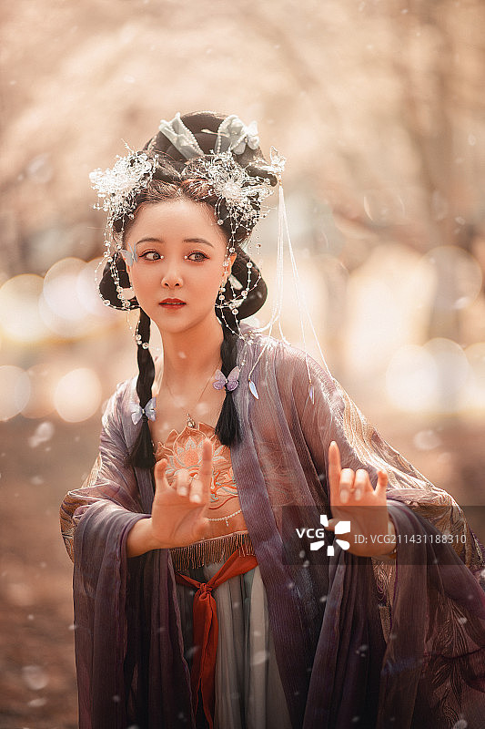 穿着传统服装的女孩站在户外图片素材