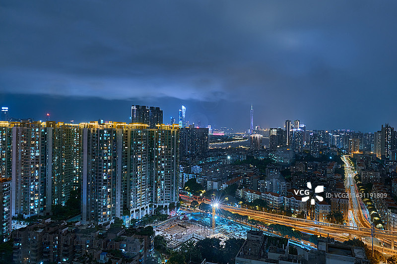 广州城市高楼建筑群夜景灯光与公路繁忙车流图片素材