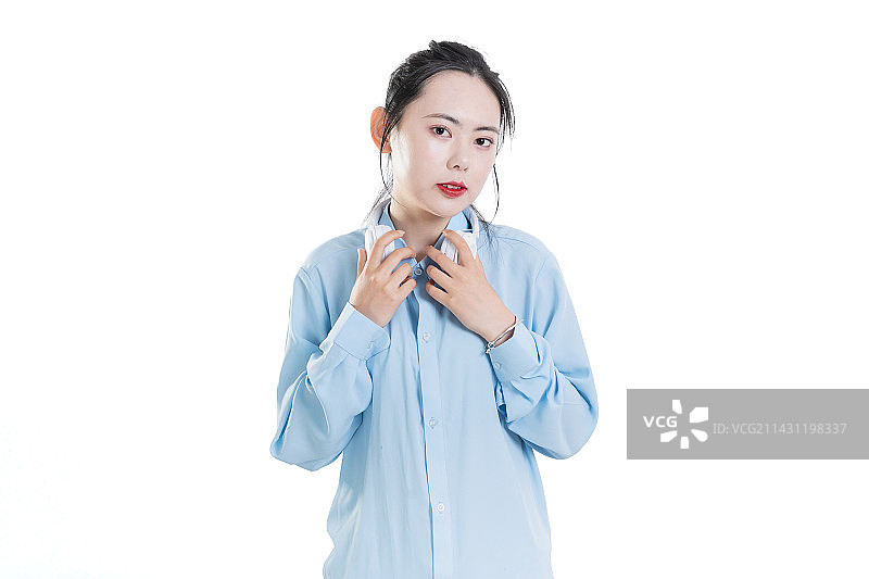 穿着蓝色衬衣戴着白色耳机的中国女孩图片素材