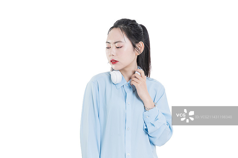 穿着蓝色衬衣戴着白色耳机的中国女孩图片素材