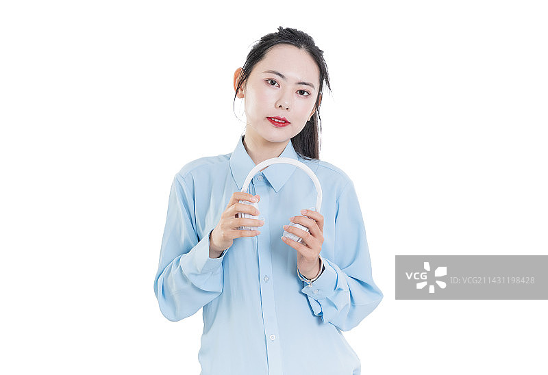 穿着蓝色衬衣使用耳机的中国女孩图片素材