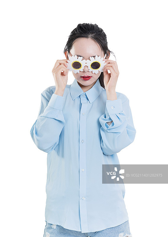 穿蓝色衬衣戴着太阳镜的图片素材