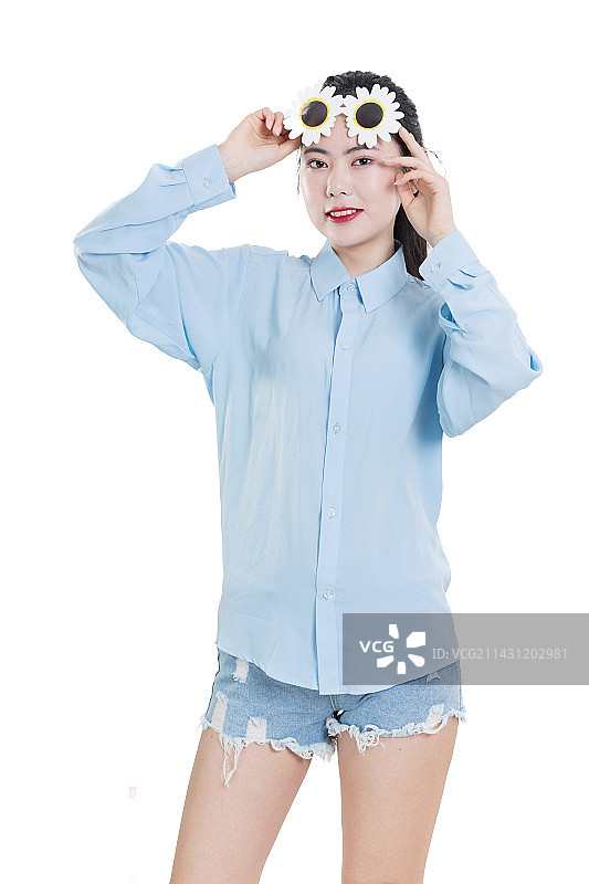 穿蓝色衬衣戴着太阳镜的图片素材