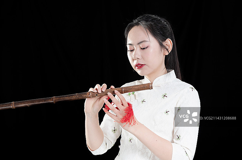 拿着萧笛旗袍国风中国女性图片素材