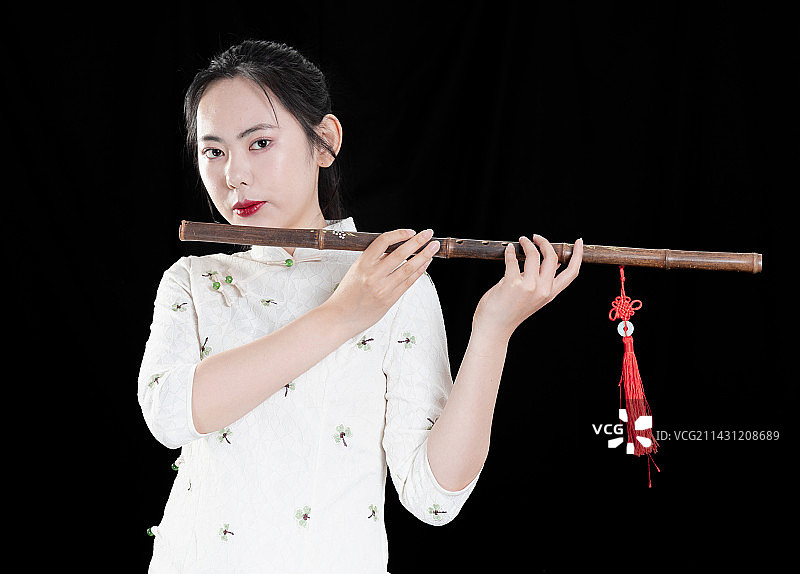 拿着萧笛旗袍国风中国女性图片素材