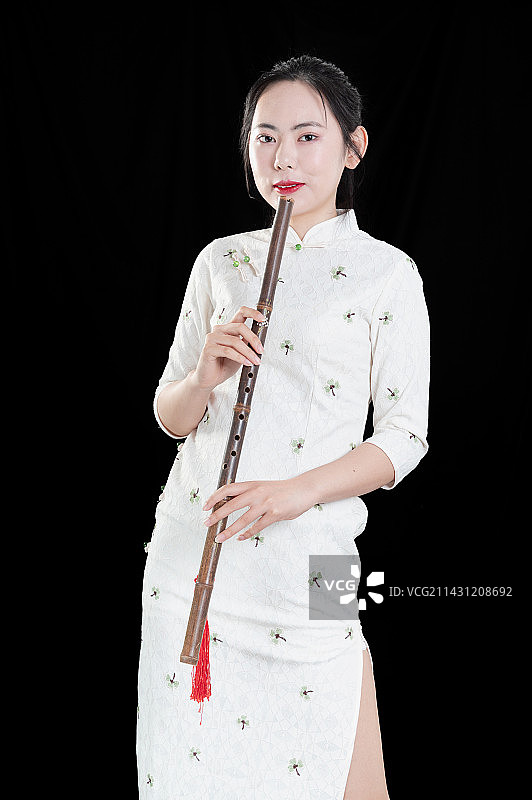 拿着萧笛旗袍国风中国女性图片素材